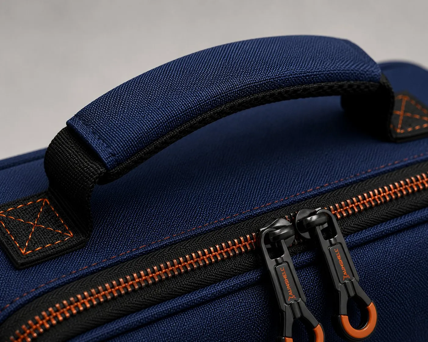 Reinforced carry handle on the Deep Navy case
